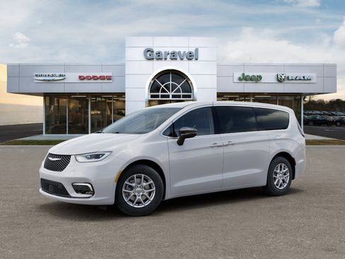 New 2026 Chrysler Pacifica Select image 2