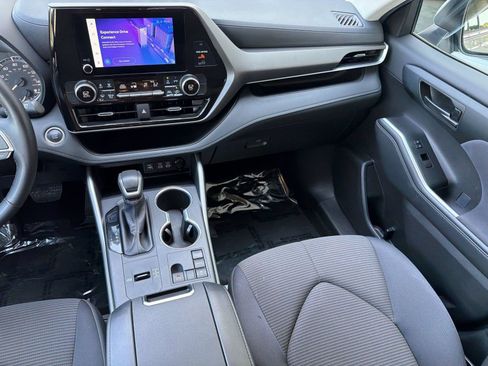 Used 2025 Toyota Highlander LE FWD image 30