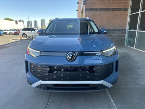 Used 2025 Volkswagen Tiguan SE w/ Panoramic Sunroof Package AWD/4WD image 9