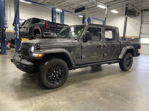 Used 2023 Jeep Gladiator Sport S image 3