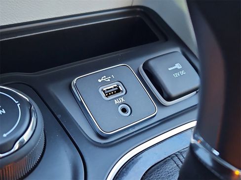 Used 2019 Jeep Cherokee Limited image 17