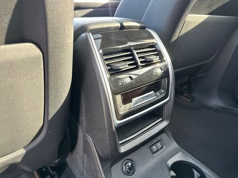 Certified 2024 BMW X7 xDrive40i w/ M Sport Package image 26