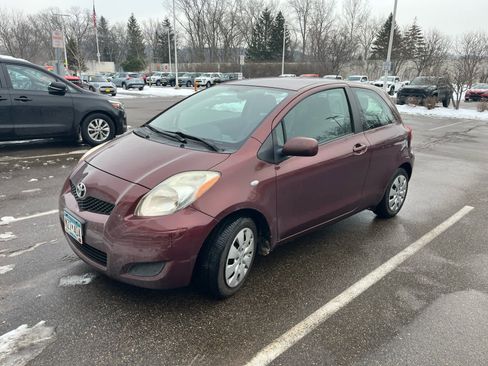Used 2009 Toyota Yaris 2-Door Hatchback image 2