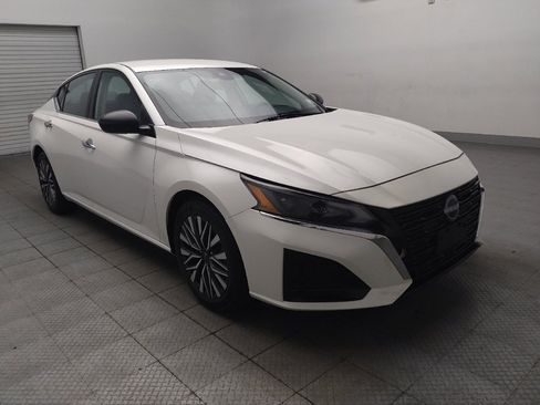Used 2024 Nissan Altima 2.5 SV FWD image 13