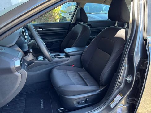 Used 2025 Nissan Altima 2.5 SV FWD image 36