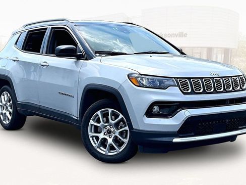 Used 2025 Jeep Compass Limited AWD/4WD image 3