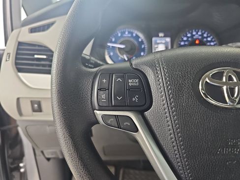 Used 2018 Toyota Sienna LE w/ Carpet Mat Package FWD image 22