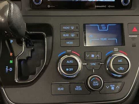 Used 2018 Toyota Sienna SE Premium FWD image 20