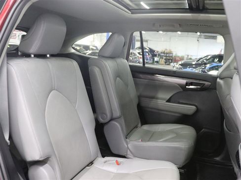 Used 2022 Toyota Highlander Platinum AWD/4WD image 16