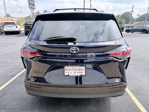 Used 2022 Toyota Sienna XLE w/ XLE Plus Package AWD/4WD image 4