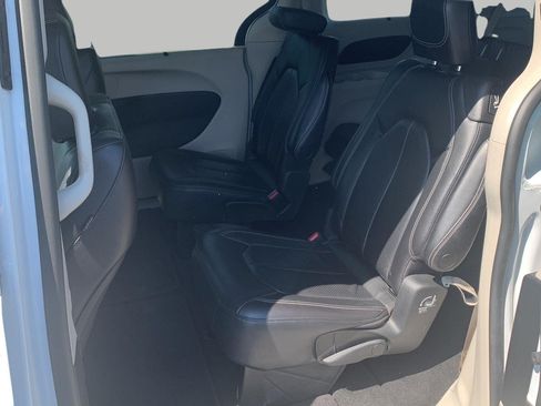 Used 2022 Chrysler Pacifica Touring-L FWD image 21