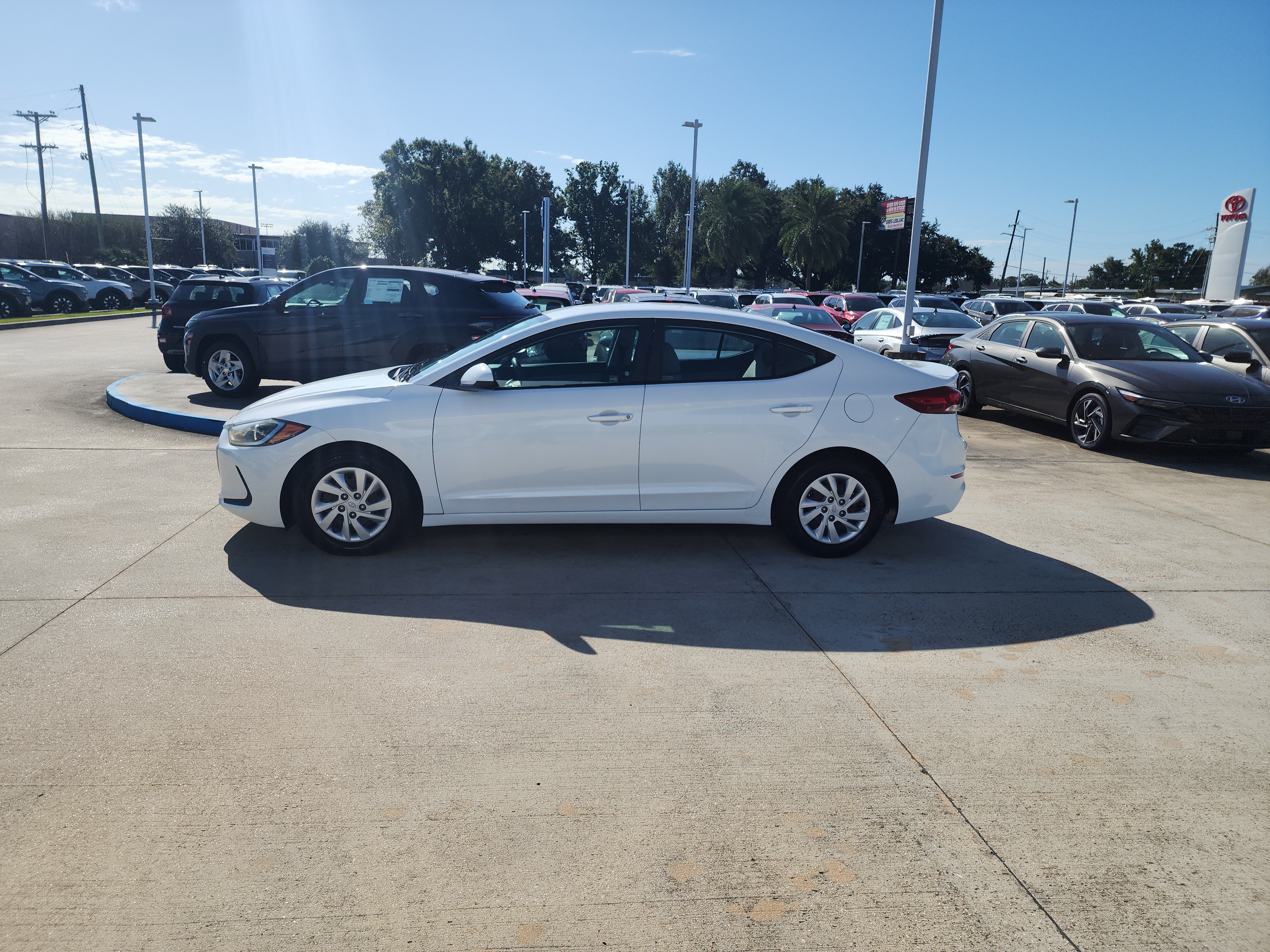 Used 2017 Hyundai Elantra SE FWD image 4