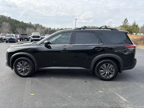 Used 2022 Nissan Pathfinder SV w/ SV Premium Package image 8