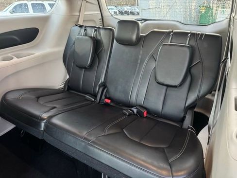Used 2024 Chrysler Pacifica Touring-L image 26