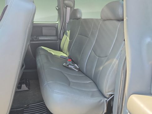 Used 2004 Chevrolet Silverado 2500 LT w/ Heavy-Duty Power Package AWD/4WD image 13