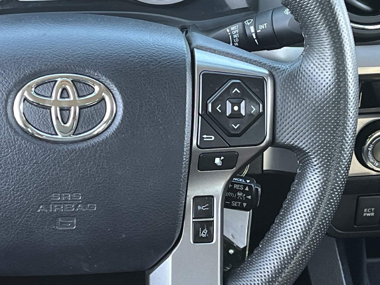 Used 2018 Toyota Tacoma SR5 AWD/4WD image 14