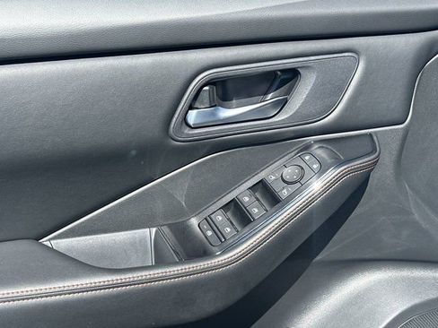 Used 2025 Nissan Rogue SV image 14