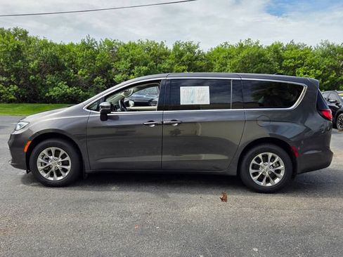 Used 2023 Chrysler Pacifica Touring-L AWD/4WD image 4