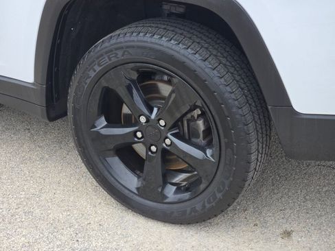 Certified 2023 Jeep Grand Cherokee L Laredo image 15