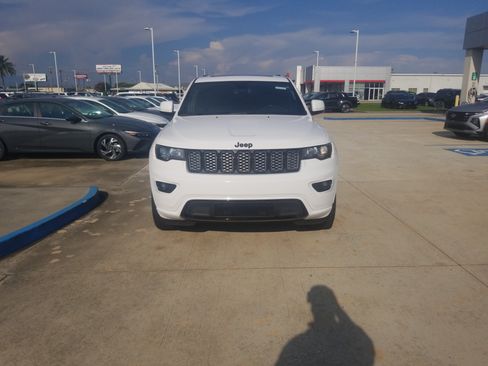 Used 2022 Jeep Grand Cherokee Laredo X RWD image 2