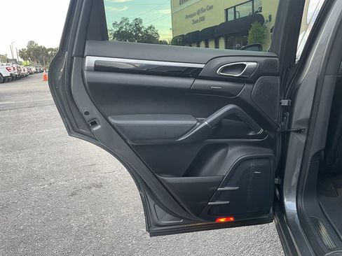 Used 2014 Porsche Cayenne Diesel Platinum Edition image 36