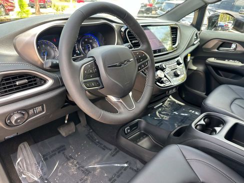 New 2025 Chrysler Pacifica Select image 20