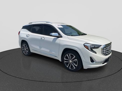 Used 2020 GMC Terrain Denali w/ Denali Premium Package FWD image 2