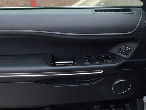 Used 2022 Ford Expedition XLT image 19