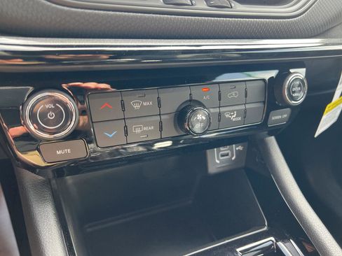 New 2026 Jeep Compass Latitude image 28