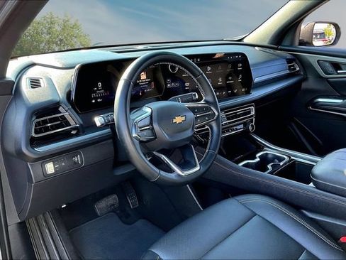 Used 2025 Chevrolet Traverse LT FWD image 17