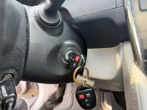 Used 2012 Toyota Camry XLE FWD image 22