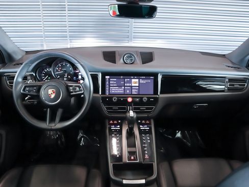 Certified 2024 Porsche Macan image 14