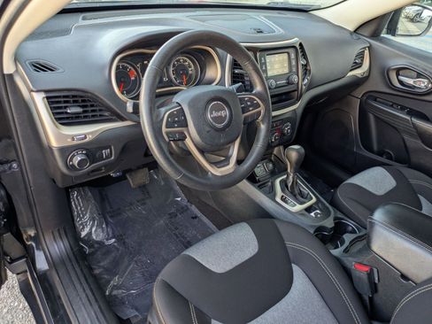 Used 2016 Jeep Cherokee Sport FWD image 12