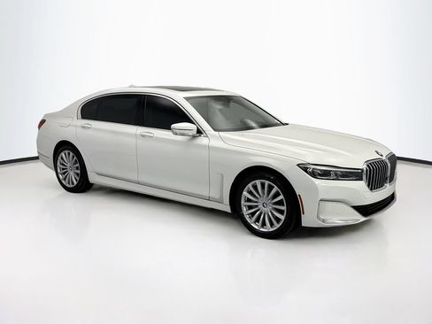 Used 2020 BMW 740i w/ Premium Package RWD image 3