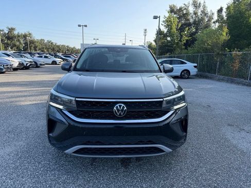 Used 2023 Volkswagen Taos SE w/ Panoramic Sunroof Package FWD image 2