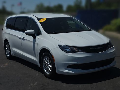 Used 2023 Chrysler Voyager LX FWD image 10