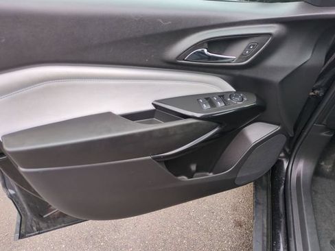 Used 2025 Chevrolet Trax LT FWD image 19