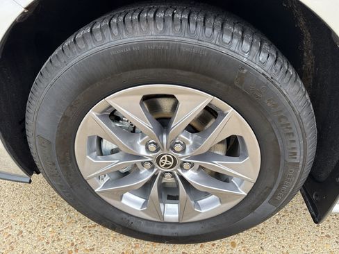 Used 2025 Toyota Sienna XLE FWD image 10