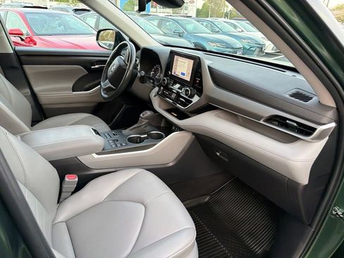 Used 2023 Toyota Highlander XLE AWD/4WD image 9