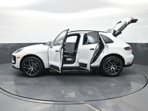 Certified 2025 Porsche Macan AWD/4WD image 30
