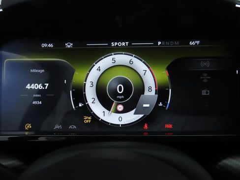 Used 2025 Aston Martin V8 Vantage Coupe image 31