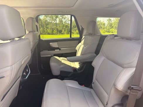 Used 2025 Ford Expedition Active AWD/4WD image 9