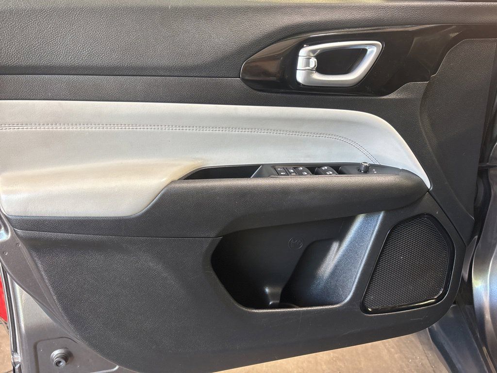 Certified 2023 Jeep Compass Limited AWD/4WD image 9