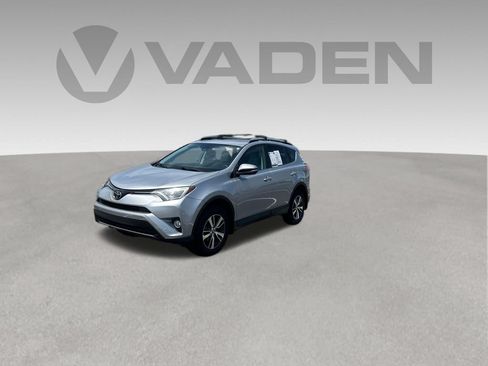 Used 2017 Toyota RAV4 XLE AWD/4WD image 1