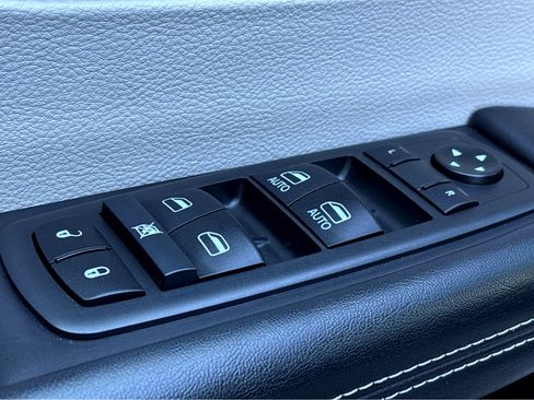 Used 2021 Chrysler Voyager L image 19