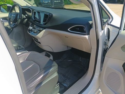 Used 2023 Chrysler Pacifica Touring-L FWD image 13