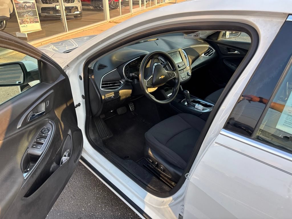 Used 2017 Chevrolet Malibu LT FWD image 7