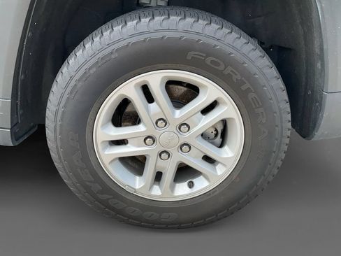 Used 2023 Jeep Grand Cherokee Laredo AWD/4WD image 9