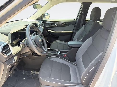 Used 2025 Chevrolet TrailBlazer LS FWD image 19