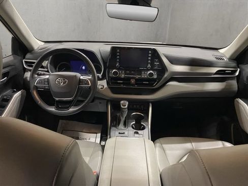 Used 2021 Toyota Highlander XLE AWD/4WD image 2
